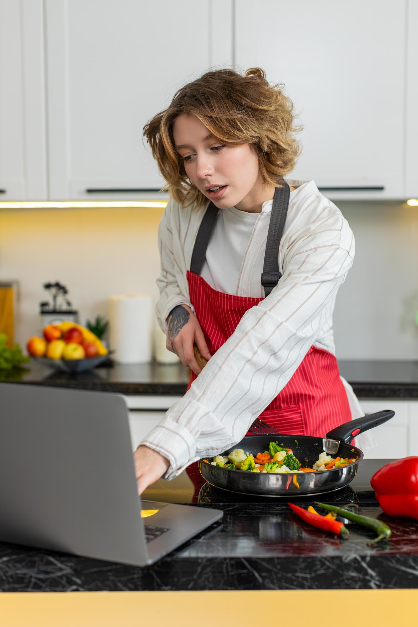 Studente che segue il video di ricetta